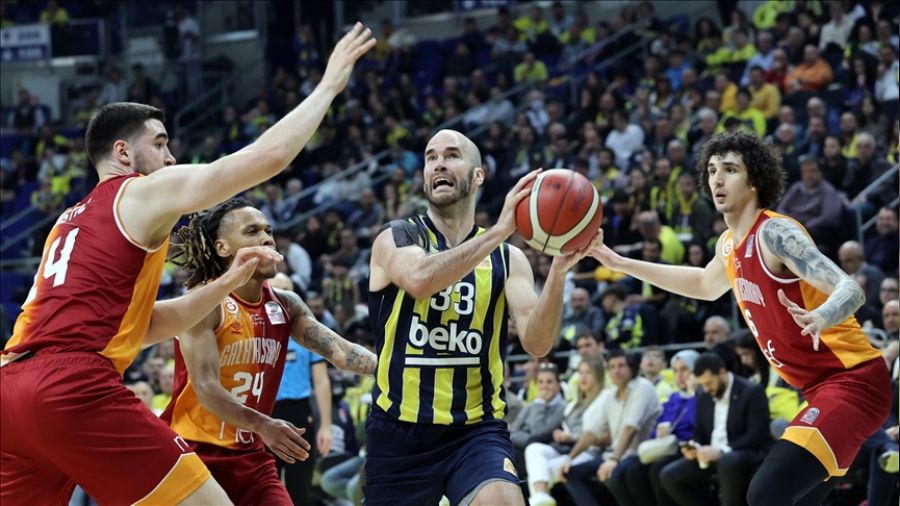 Fenerbah�e'den Galatasaray'a fark 