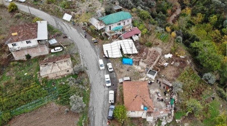 Fırtına köyü yerle bir etti