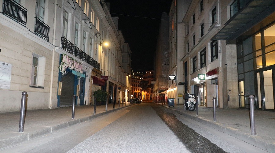 Fransa'da korona yasaklar balad