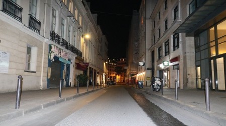 Fransa'da korona yasaklar balad