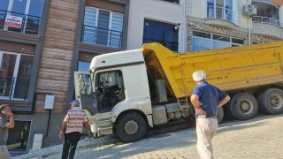 Freni boşalan kamyon eve çarptı