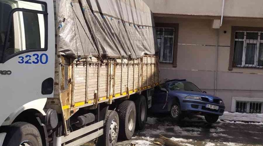  Freni bo�alan kamyon s�r�kledi�i otomobille birlikte binaya �arpt�