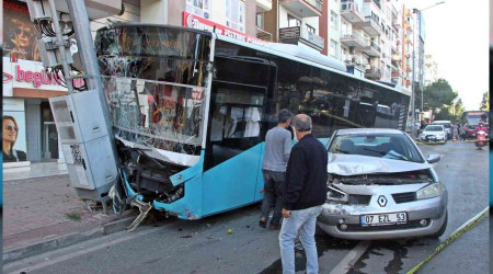 Freni tutmayan halk otobüsü ortalığı karıştırdı