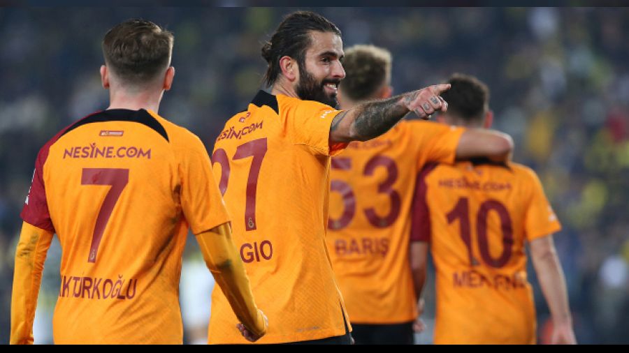 Galatasaray'dan Fenerbah�e'ye Kad�k�y'de liderlik dersi 