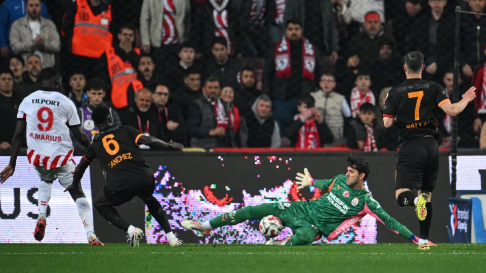 Galatasaray'�n Samsunspor hezimetinin perde arkas� araland�