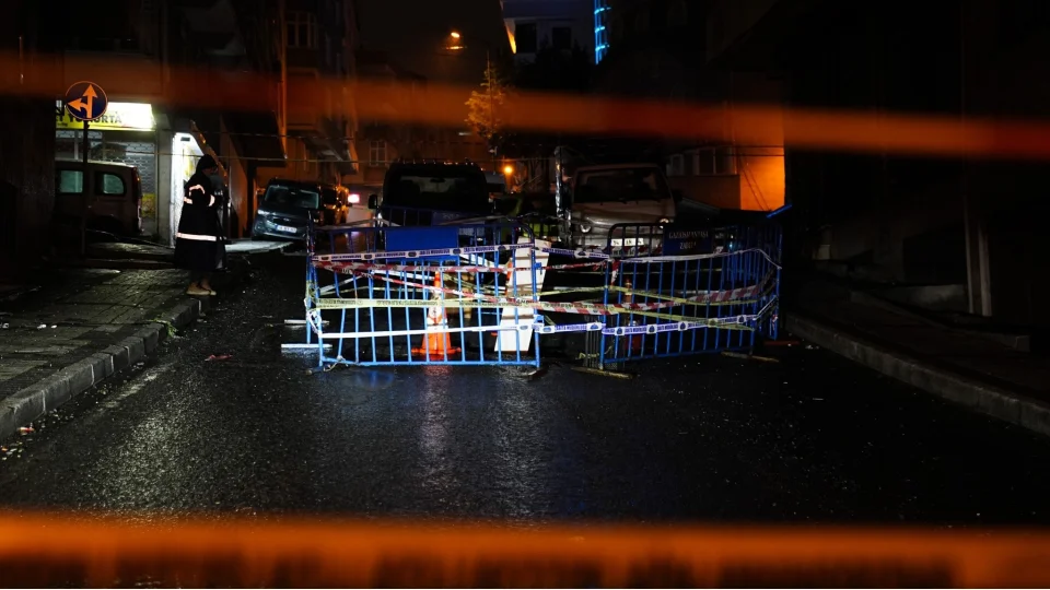 Gaziosmanpa�a'da sa�anak sonras� yolda ��kme meydana geldi