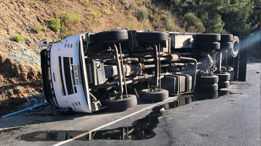 Gazipaşa'da cam yüklü kamyon devrildi