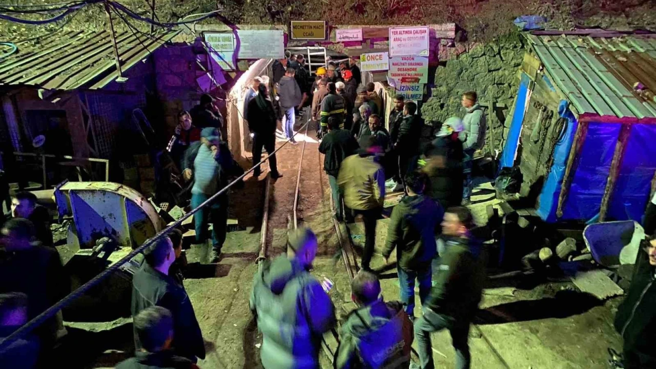 Gediz'de madencilerin tedavileri devam ediyor