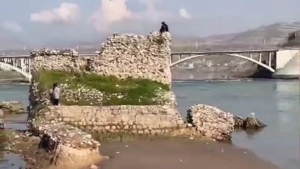 Gen� k�z Cizre Kalesi'nden atlamaya kalk��t�