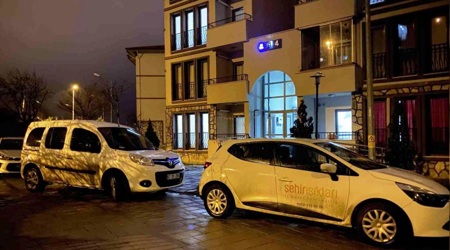 Gen� k�z, evinde silahla vurulmu� halde bulundu