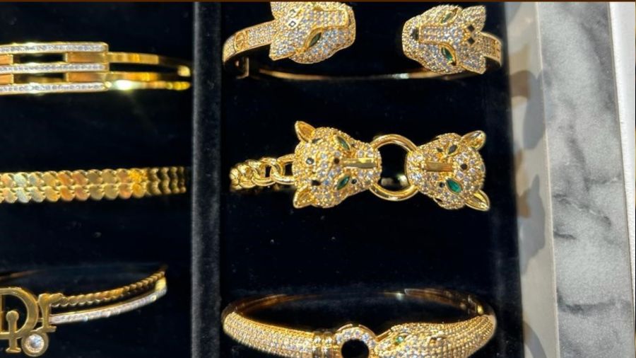 Ger�ek sand��� imitasyon bilezi�i �ald�, g�venlik kameras�na yakaland�