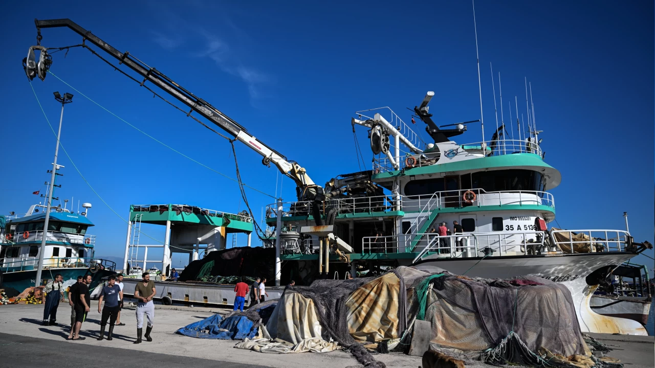 G�rg�r tekneleri av yasa��yla birlikte limanlara demir att�