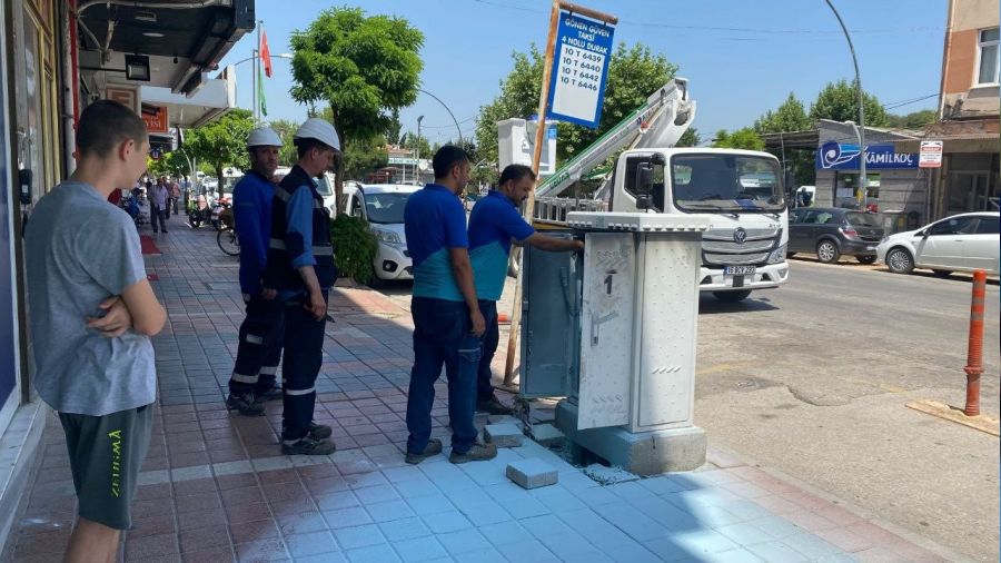 Gönen'de sıcaklardan dolayı telekom panosunda yangın çıktı