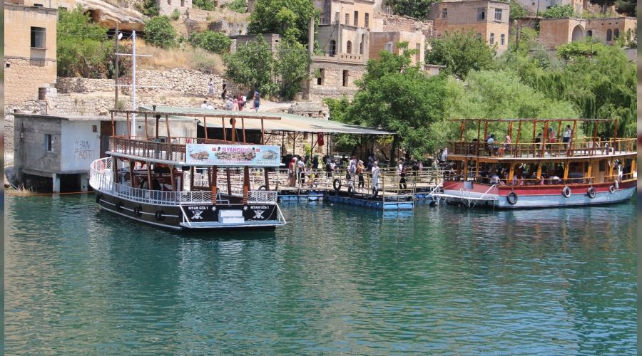 Halfeti'ye turist ak�n�