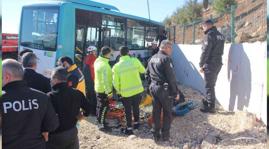Halk otobüsü AFAD aracı ile çarpıştı