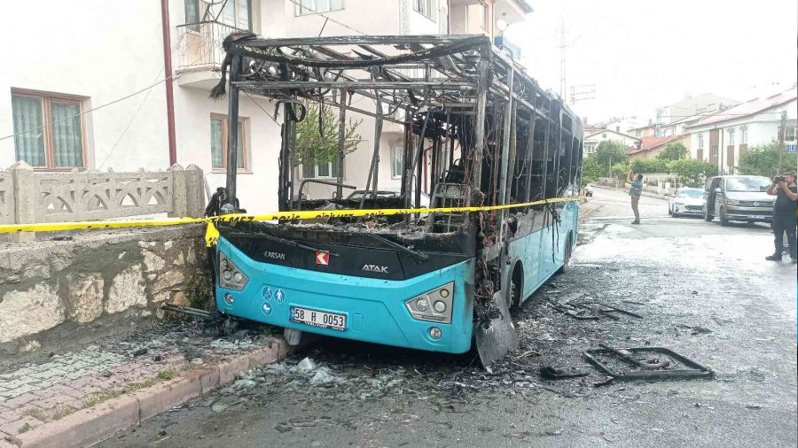 Halk otob�s� cay�r cay�r yand�