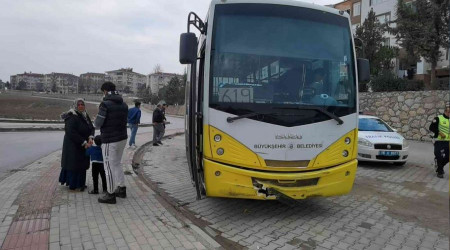 Halk otobüsüyle kafa kafaya çarpışan motosikletin sürücüsü ağır yaralandı