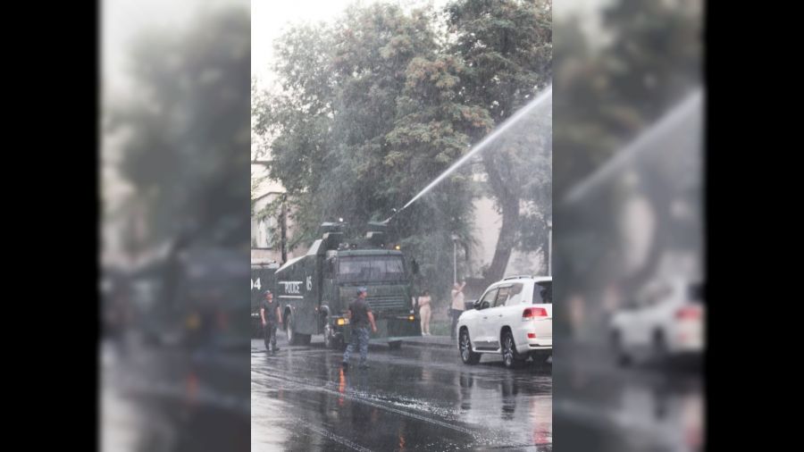 Halk TOMA ile serinledi