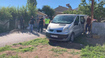 Hastaneye götürmek istediği annesini manevra yaparken ezdi