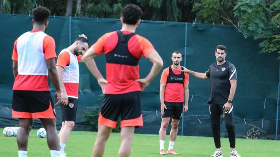 Hatayspor taraftar� ile bulu�uyor