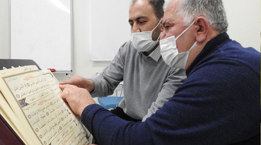 Her şeyi unuttu ama Kur'an-ı Kerim'i öğrendi