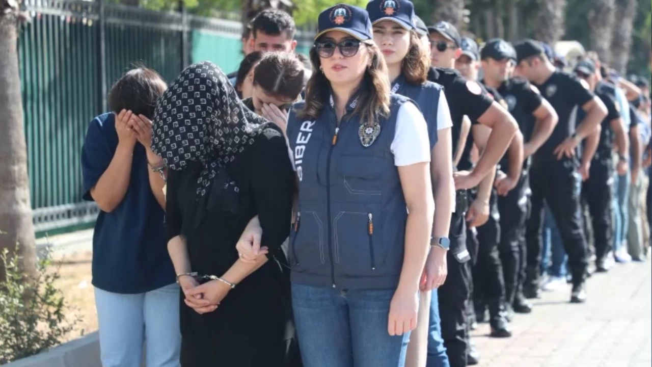 Her yer su mahalli her yer zanl dolu