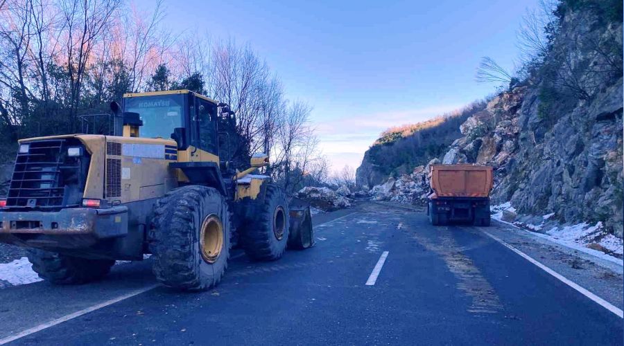 Heyelan Zonguldak-İstanbul karayolunu ulaşıma kapattı