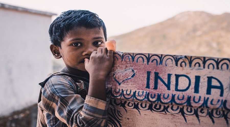Hindistan'da korona sebebiyle 150 bin çocuğun boynu bükük kaldı
