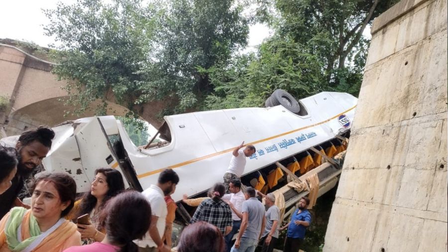 Hindistan'da otobüs nehre düştü: 7 ölü, 22 yaralı