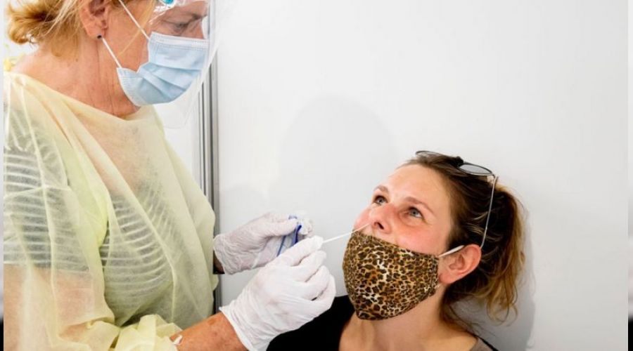 Hollanda'da isteyenlere korona test kiti dağıtılıyor