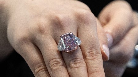 Hong Kong'da pembe-mor elmas 29.3 milyon dolara satld