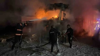 Hopa'da tır parkında yangın: 2 tır kullanılamaz hale geldi