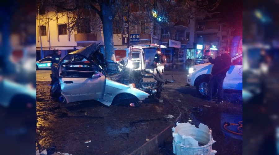 Hurdaya dönen otomobilden sağ kurtuldu
