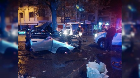 Hurdaya dönen otomobilden sağ kurtuldu