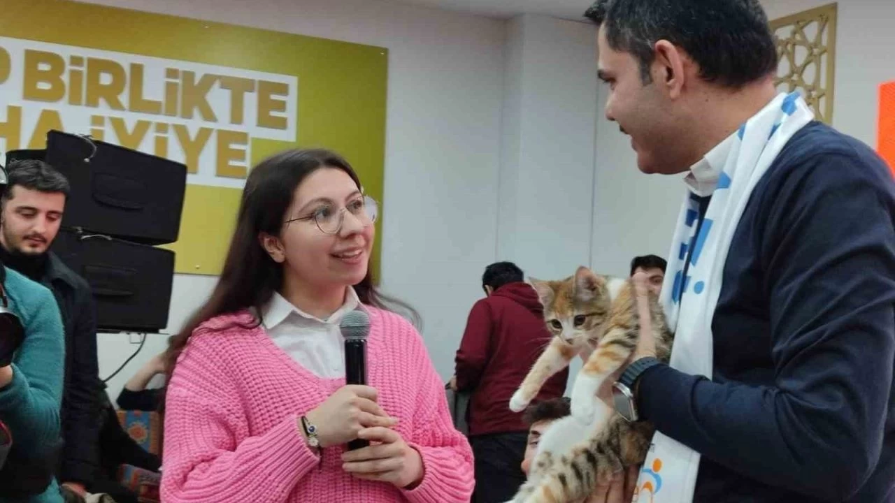 �BB Ba�kan aday� Murat Kurum'a kedi hediye edildi