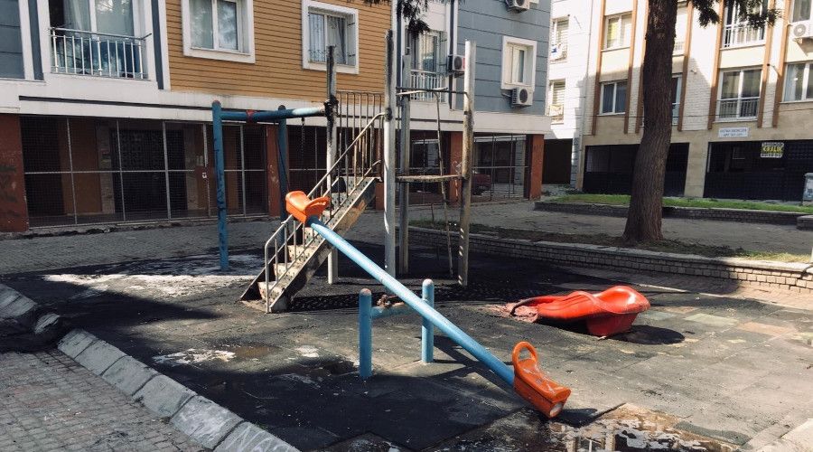 İçerisinde doğal gaz trafosu bulunan parkta çıkan yangın panikletti