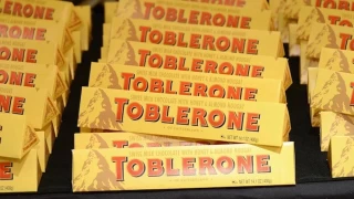 İçinden plastik madde çıkan Toblerone piyasadan toplanıyor