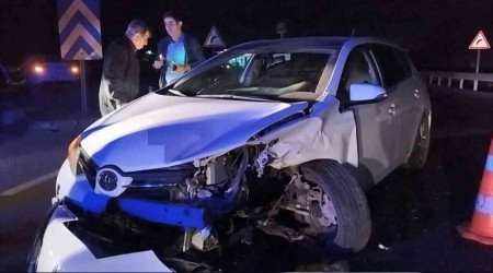 İki otomobil çarpıştı: Biri bebek 5 yaralı