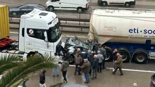 �ki t�r�n aras�nda s�k��an otomobil ka��t gibi ezildi