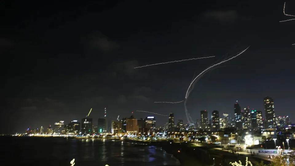 �ran'dan �srail'e 3 dalgal�k f�ze sald�r�s�