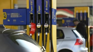 �ran'�n H�rm�z Bo�az�'n� kapatmas�yla Almanya'da dizel fiyatlar� 2 avronun �zerine ��kt�