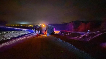 İşçileri taşıyan minibüs devrildi: 13 yaralı
