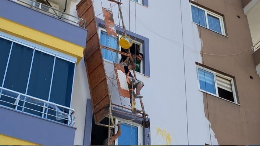 İskelenin halatı koptu, işçi ölümle burun buruna geldi