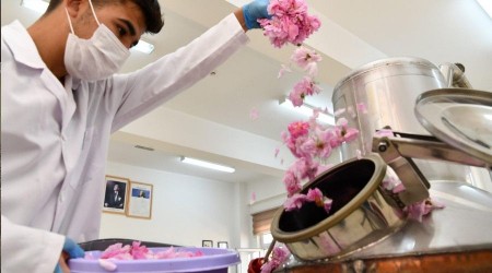 Isparta'da meslek lisesi öğrencileri gül damıtmayı öğreniyor