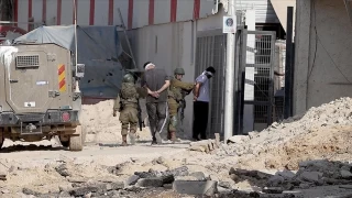 İsrail askerleri, Batı Şeria'da 28 Filistinliyi gözaltına aldı