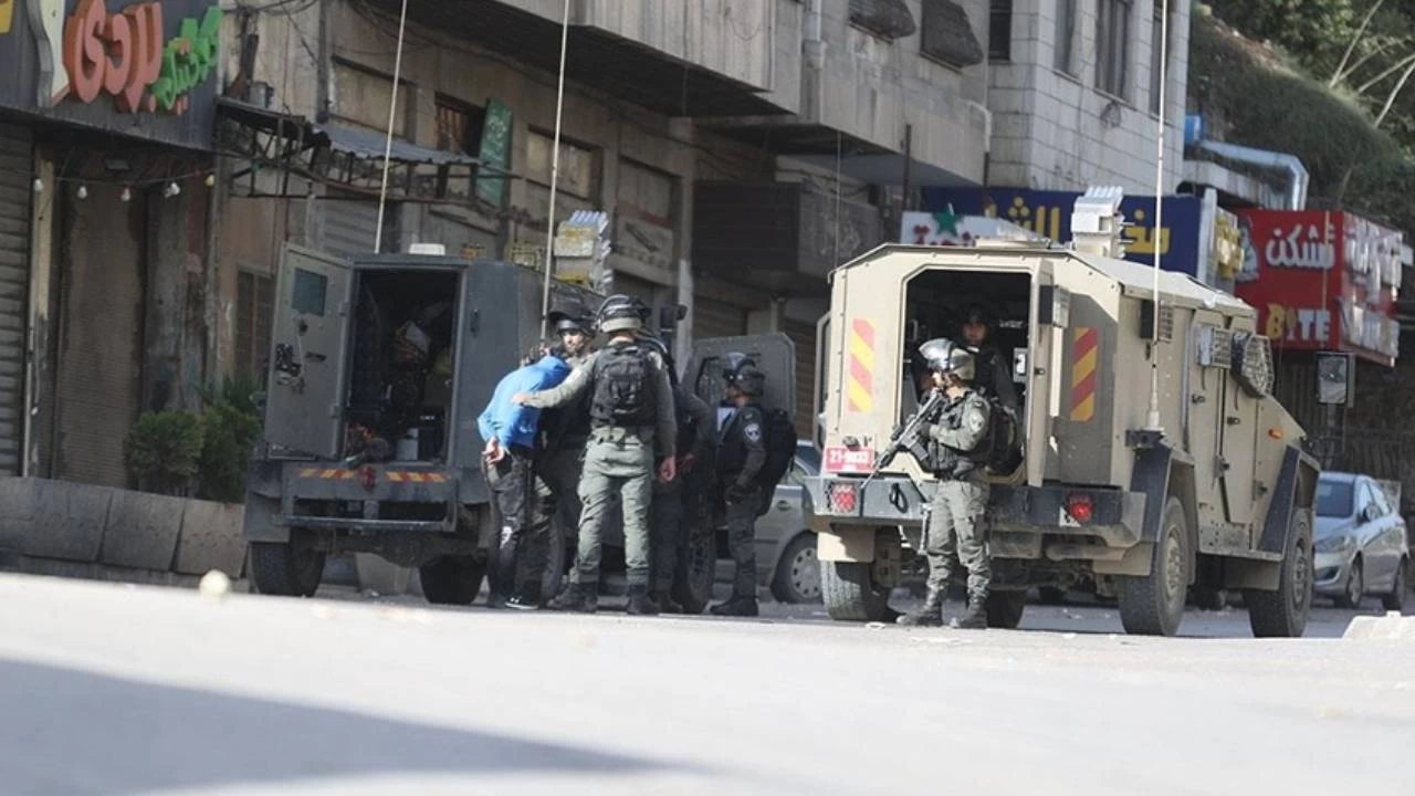 İsrail, Batı Şeria ve Doğu Kudüs'te 13 Filistinliyi gözaltına aldı