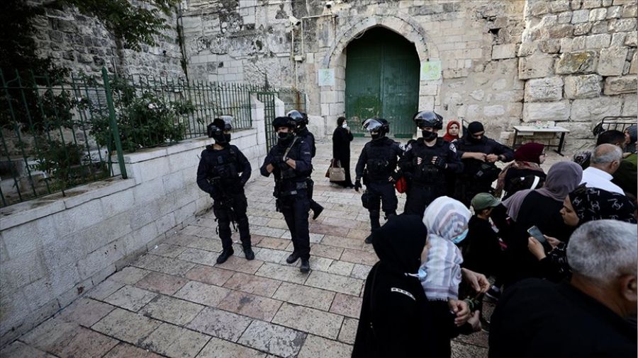 İsrail polisi Cuma sabahı Mescid-i Aksa'yı bastı