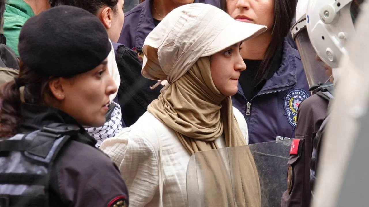 İsrail protestosunda darp ve ters kelepçeli gözaltı: 2 emniyet görevlisi açığa alındı