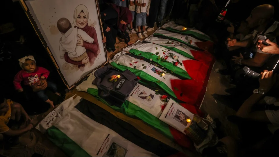 İsrail saldırılarında yıkılan binaların enkazında ölen 105 Filistinli için veda töreni düzenlendi
