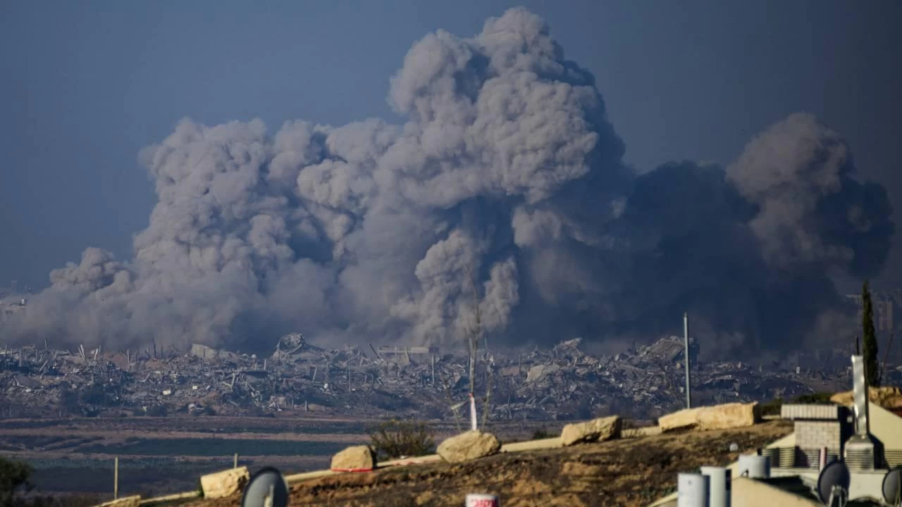 �srail'in Gazze'de iki okula d�zenledi�i sald�r�larda en az 50 sivil hayat�n� kaybetti